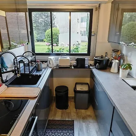Appartement T2 Meuble 1 Er Etage Dans Un Quartier Calme A 17 *