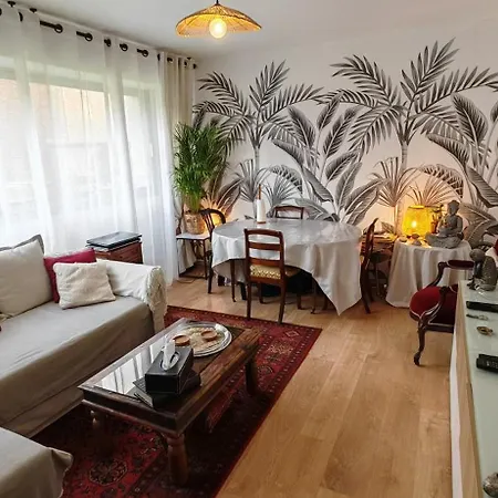 Appartement T2 Meuble 1 Er Etage Dans Un Quartier Calme A 17