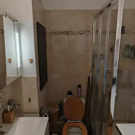 T2 Meuble 1 Er Etage Dans Un Quartier Calme A 17 公寓