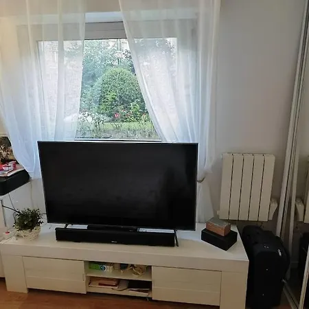公寓 T2 Meuble 1 Er Etage Dans Un Quartier Calme A 17 *