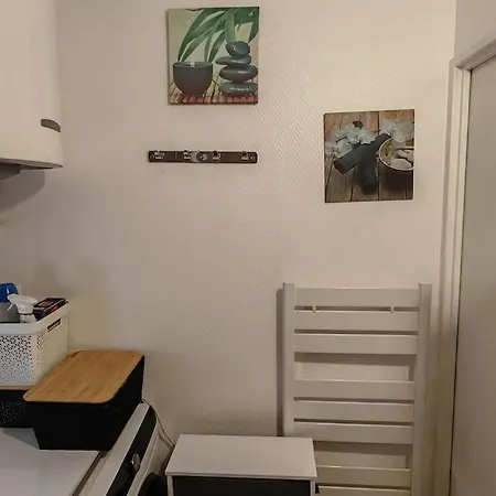 T2 Meuble 1 Er Etage Dans Un Quartier Calme A 17 Paris