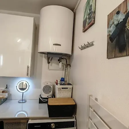 Apartment T2 Meuble 1 Er Etage Dans Un Quartier Calme A 17