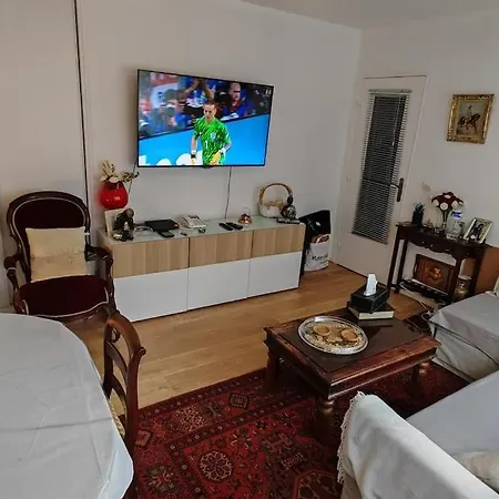 Apartment T2 Meuble 1 Er Etage Dans Un Quartier Calme A 17 Paris