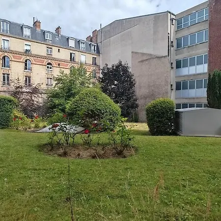 T2 Meuble 1 Er Etage Dans Un Quartier Calme A 17 Apartment