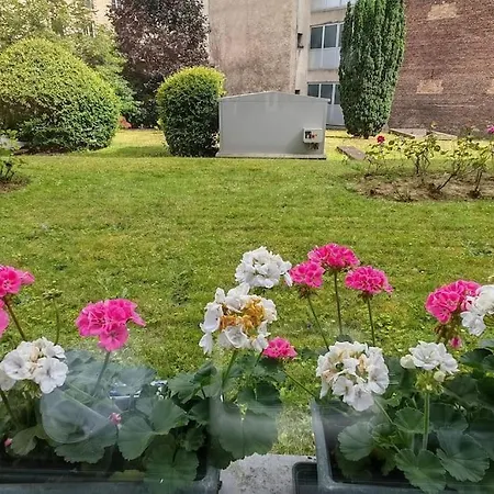 Apartment T2 Meuble 1 Er Etage Dans Un Quartier Calme A 17 Paris
