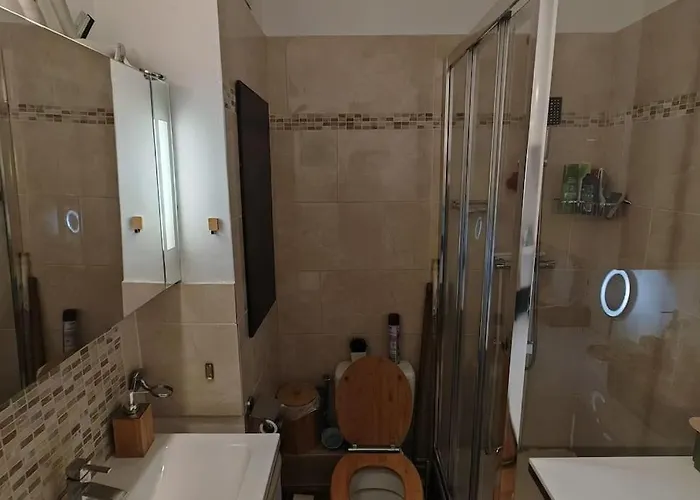 T2 Meuble 1 Er Etage Dans Un Quartier Calme A 17 Apartman