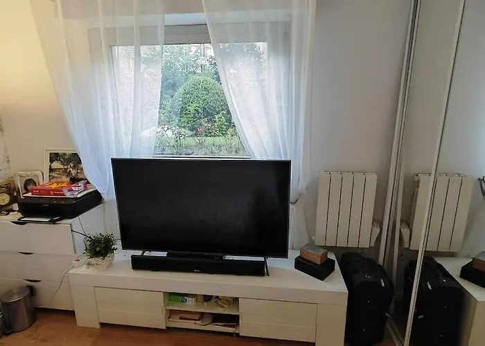 Apartman T2 Meuble 1 Er Etage Dans Un Quartier Calme A 17 *