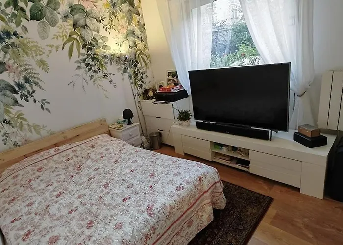 T2 Meuble 1 Er Etage Dans Un Quartier Calme A 17 *