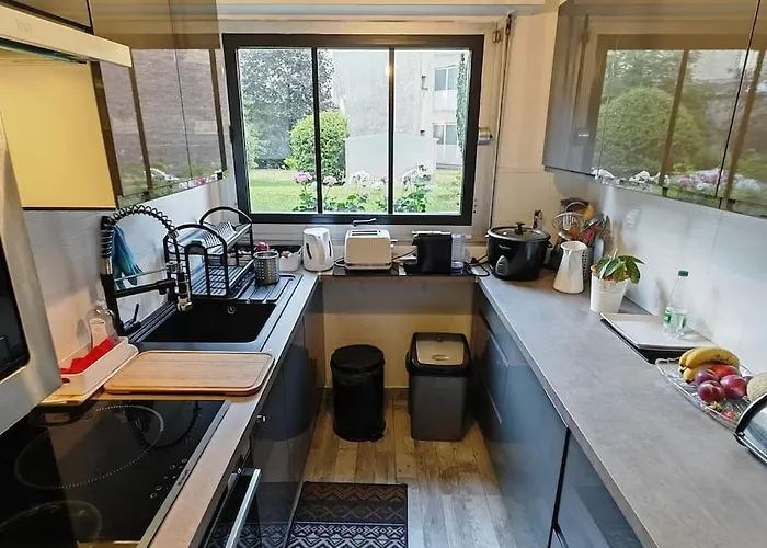Apartman T2 Meuble 1 Er Etage Dans Un Quartier Calme A 17 *